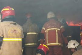 Seorang luka dan satu mobil hangus akibat kebakaran di Jalan Kertajaya