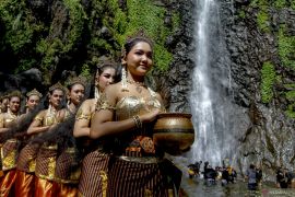 Ritual siraman air terjun Sedudo di Nganjuk