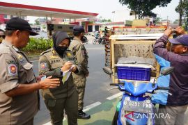 Satpol PP Bogor menggelar operasi yustisi PKL di kawasan Stadion Pakansari Cibinong