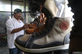 Industri rumahan sepatu di Kediri