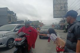 Pemkab Mimika peringati HAN ke-40 dengan bagikan bunga