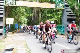 Seratusan pembalap adu cepat 153 kilometer etape dua ITdBI di Banyuwangi