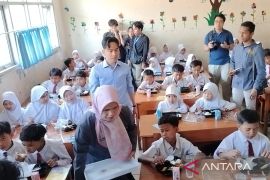 Gibran menguji coba program makan bergizi gratis di dua SDN Sentul Bogor
