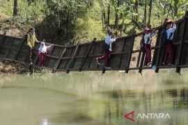 Pelajar di dua desa di Lengkong "bertaruh nyawa" agar bisa bersekolah