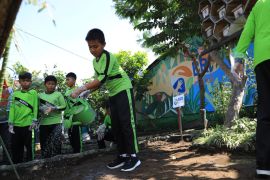 Peringati Hari Anak Nasional, BRI ajak anak SD belajar tanam hidroponik