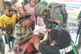 Prajurit TNI bantu Puskemas Beoga beri imunisasi polio