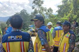 Berkat pendekatan Bupati Tapsel, Kementerian PUPR turun tinjau ruas Jalan Batu Jomba yang rusak