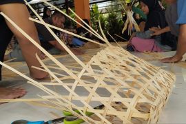 Kreasi Tuli Indonesia beri pelatihan disabilitas Karawang membuat anyaman bambu