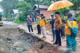 Bupati Kotabaru pantau kerusakan Jalan Gunung Sari