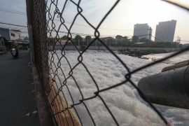 Foto - Di Surabaya, Sungai berselimut busa putih