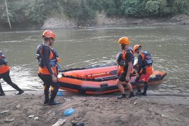 Tim SAR cari remaja hanyut di Sungai Batang Merangin Jambi