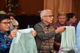 Penjabat Gubernur Gorontalo berharap kain karawo tembus pasar global