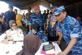 TNI AU gelar pengobatan massal dan bagikan paket sembako di Belitung