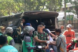 PT Kairos Sukses Indonesia-Denpom V/4 Surabaya kolaborasi bagikan makan siang gratis
