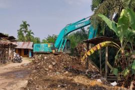 WKS bersihkan sampah di pasar sayur Tebing Tinggi