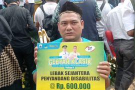 Kantor Pos Rangkasbitung salurkan bantuan untuk disabilitas