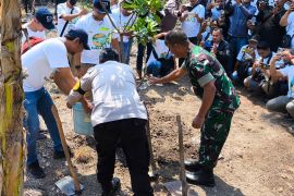 PDAM Surabaya bersama jurnalis tanam pohon di Sumber Air Plintahan Pasuruan