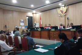 Berbelit-belit, KPK ancam tersangkakan saksi pembawa perempuan untuk AGK