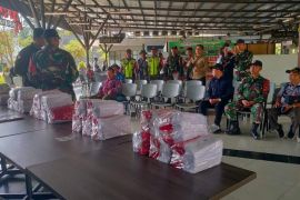 Army distributes 500 flags to families near Indonesia-Malaysia border