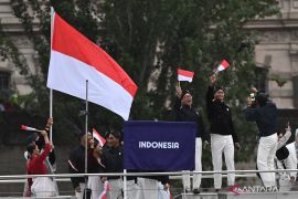 Olimpiade Paris dibuka dengan defile bersejarah di atas Sungai Seine
