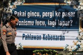 Karangan bunga kritisi putusan bebas oleh hakim PN Surabaya