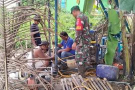 TNI-AD bangun sumur bor untuk warga pinggiran Kaltim