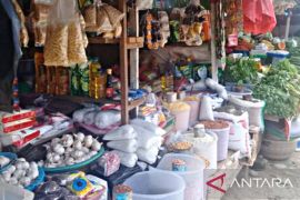 Pemkab Buru Maluku sidak pasar dan pasar murah secara rutin kendalikan inflasi