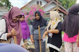 Kades Salo apresiasi semangat KWT Perempuan Kreatif Terang Bulan Salo
