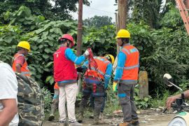 UPP Sofifi ULP Weda benahi jaringan rusak akibat banjir di Halteng