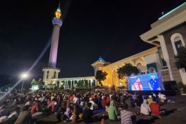 Ribuan GenZI nobar final Piala AFF U-19 di Masjid Al Akbar Surabaya