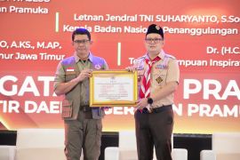 Pj Gubernur Jatim Adhy Karyono terima pin emas dari BNPB