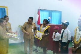 Pemerintah Biak salurkan beasiswa pendidikan kepada 90 anak OAP