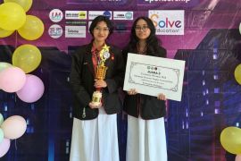 Casimira dan Aisyah siswa SMAN 1 Depok raih juara 3 Olimpiade Ekonomi Nasional di Unair