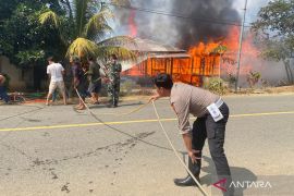 Polisi bantu padamkan kebakaran empat rumah di Desa Air Berau