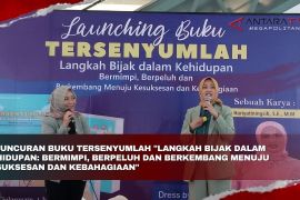 Peluncuran buku Tersenyumlah karya motivator Anna Hariyatiningsih