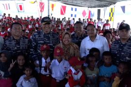 Mensos dan anak-anak Kei Besar rayakan HAN di atas kapal perang