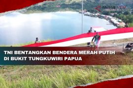 TNI bentangkan bendera merah putih di Bukit Tungkuwiri Papua