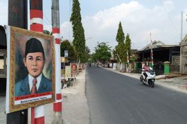 Jelang HUT ke-79 RI, Desa Ngampel Bojonegoro pasang gambar pahlawan nasional