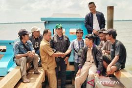 Dinas Perikanan Meranti serahkan dua kapal untuk kelompok nelayan
