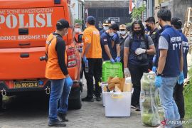 Densus temukan bahan peledak saat geledah rumah terduga teroris di Kota Batu, Jatim