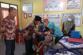 Bangka gencar berikan vaksin polio guna capai target 95 persen