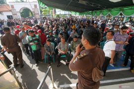 Pengambilan SIM dan STNK pelanggar lalu lintas