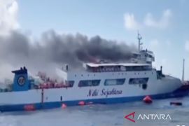 KM Niki Sejahtera terbakar di Masalembo, 125 penumpang dievakuasi Bakamla