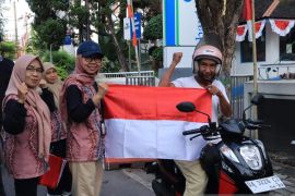 Diskominfotik Kota Banjarmasin bagikan puluhan Bendera Merah Putih secara gratis