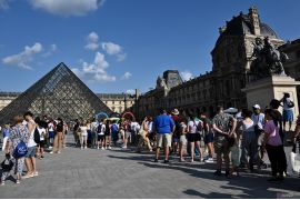 Pencuri perhiasan di Museum Louvre Paris ditangkap