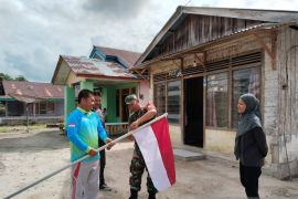 Personel Kodim 0414/Belitung bagikan bendera Merah Putih