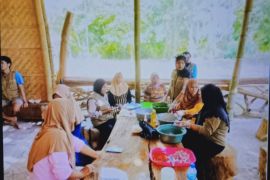 FDC Unhas melatih warga pesisir membuat sambal ikan cakalang