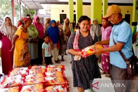Ratusan warga di Situbondo terima bantuan  sembako dari perusahaan