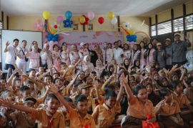 Srikandi PLN Grup Kalbar bantu fasilitas belajar SDN 67 Singkawang
