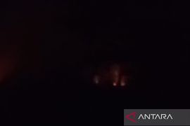 Tim gabungan berupaya padamkan api pada kebakaran hutan di Sukabumi